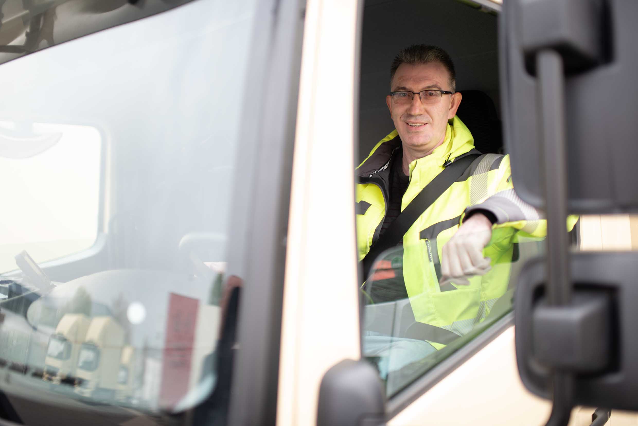 LKW Fahrer auf dem Fahrersitz